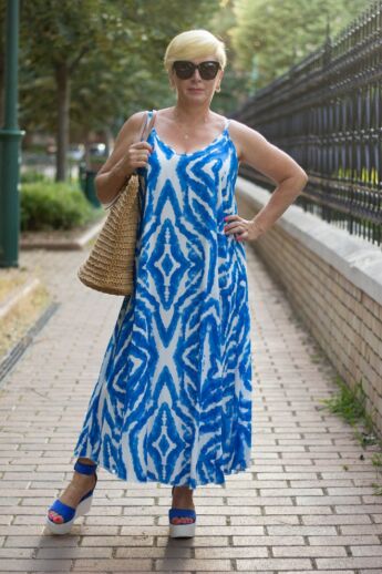 Adelina kék-fehér mintás hosszú pántos ruha
