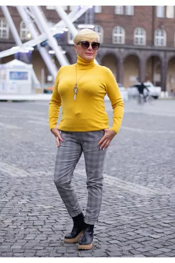 Sara fekete-fehér-mustár színű kockás nadrág