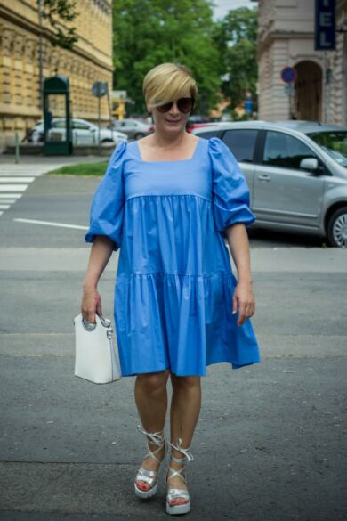 Olivia kék színű fodros pamut-vászon ruha