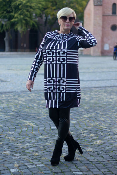 Lara fekete alapon fehér mintás tunika-ruha