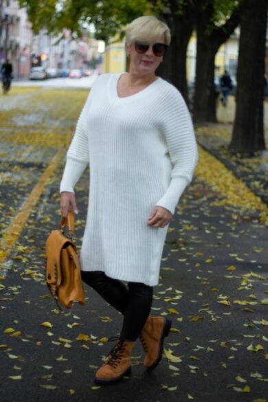 Tina fehér V nyakú, hosszított kötött pulóver