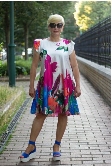 Laura Fehér alapon gyönyörű színes mintás szatén ruha
