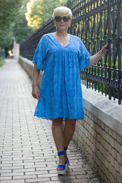 MIRAGE kék madeira csipke ruha