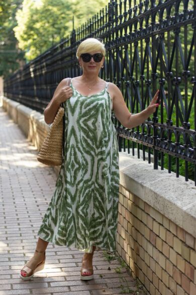 Adelina zöld-fehér mintás hosszú pántos ruha