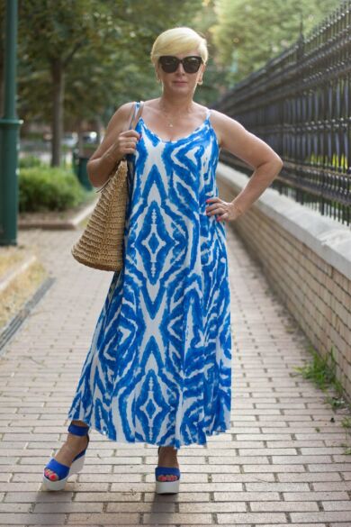 Adelina kék-fehér mintás hosszú pántos ruha